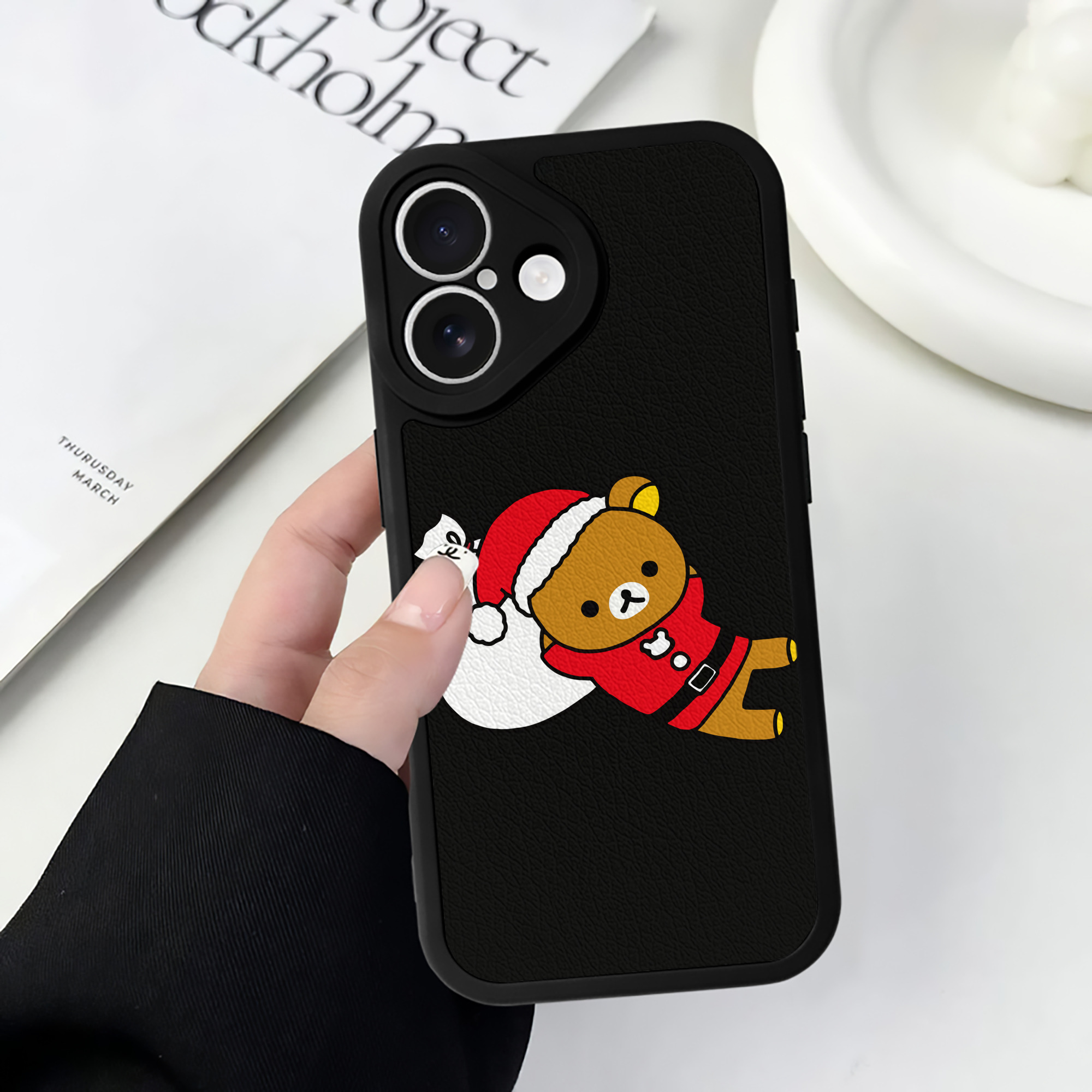 （画像用） リラックマ リラックマ キイロイトリ Rilakkuma Korilakkuma Kiiroitori 【iPhone 16シリーズ対応】シリコンスマホケース（レザー調） 材質：シリコン
